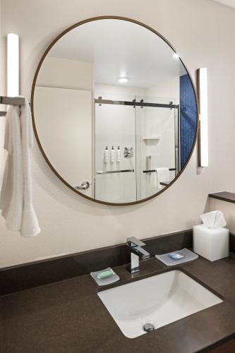 Ein Badezimmer in der Unterkunft Fairfield by Marriott Inn & Suites Cedar Rapids North