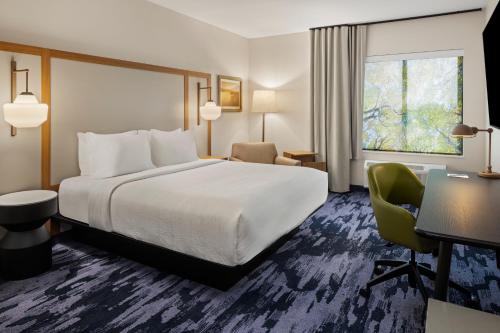 Ein Bett oder Betten in einem Zimmer der Unterkunft Fairfield by Marriott Inn & Suites Cedar Rapids North
