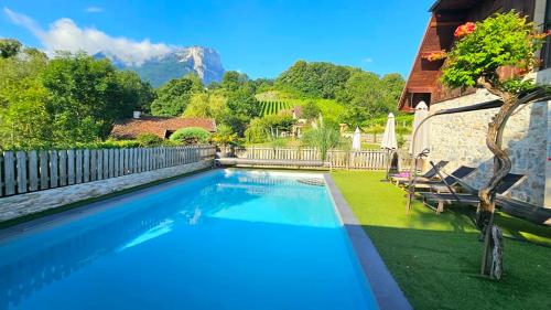 une piscine dans la cour d'une maison dans l'établissement L'étang de la Tourne, à Les Marches