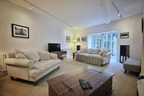 a living room with couches and a coffee table at Coastal Cottage Escape in Ramsgate