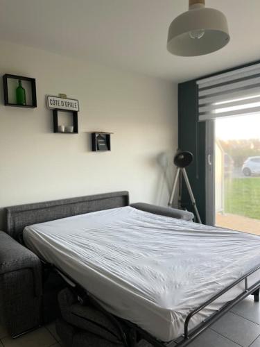 un grand lit dans une chambre avec une fenêtre dans l'établissement Les Côtes - Studio Dunes Du Golf - Vue mer - WMX, à Wimereux