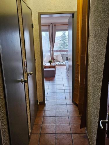- un couloir avec une porte et une vue sur une chambre dans l'établissement le Meollion, à Orcières