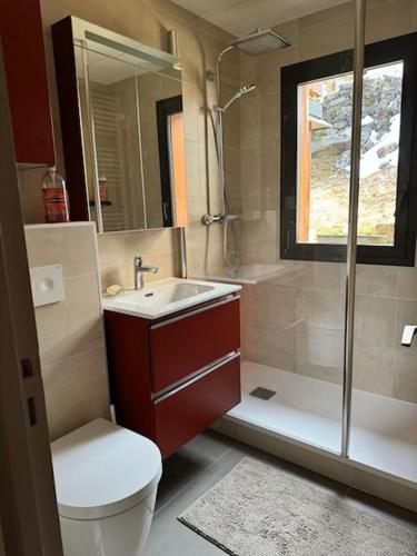 une salle de bain avec toilettes, lavabo et douche dans l'établissement Campanules, à Courchevel