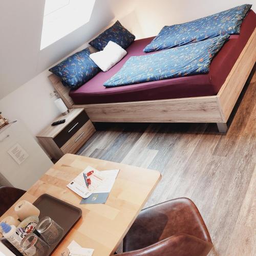 a small room with a bed and a table at Ferienwohnungen Busch`s Gästehaus in Rust