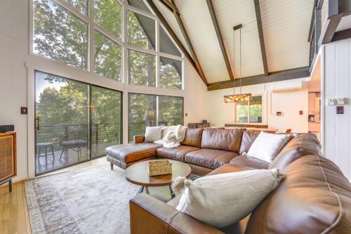 Zona de estar de Blue Ridge Pkwy View and Deck Brevard Home!