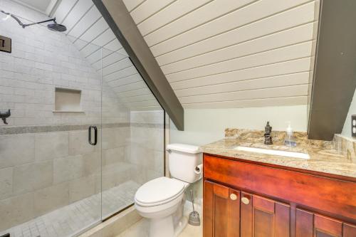 Un baño de Blue Ridge Pkwy View and Deck Brevard Home!