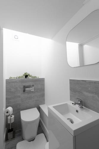 Ένα μπάνιο στο Open Mind Property - Cosy Flat with 2 Beds