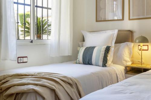 Postel nebo postele na pokoji v ubytování Groundfloor PInk Torrevista 2 - Winter by the sea