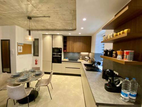Cosy Modern Apartment in il-Gżiraにあるキッチンまたは簡易キッチン
