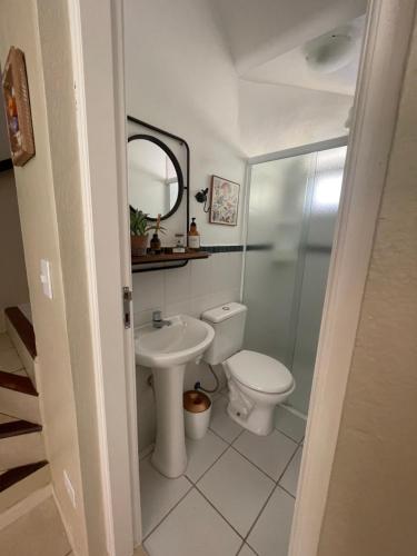 a bathroom with a toilet and a sink at Casa 1 na praia de Juqueí em Condomínio in Juquei