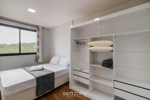 Un dormitorio pequeño con una cama y una ventana. en Apto 2H c/ parrilla a 750m de la playa RVN2003, en Itapema