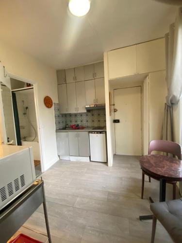 un salon vide avec une cuisine et une table dans l'établissement Renovated ! City of Lights, light your visit, à Paris