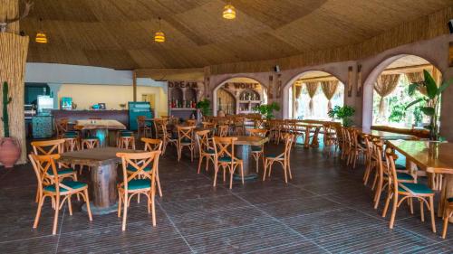 Un restaurante con mesas y sillas en una sala. en Dream Water World, en Side