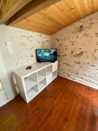 a room with a white desk with a television in it at Les rives du Lay gîte Elbée in Le Boupère