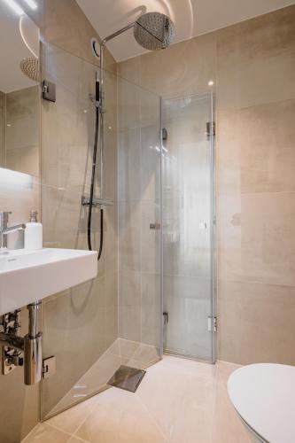 a bathroom with a shower and a sink at Förstklassig bekvämlighet! in Huskvarna