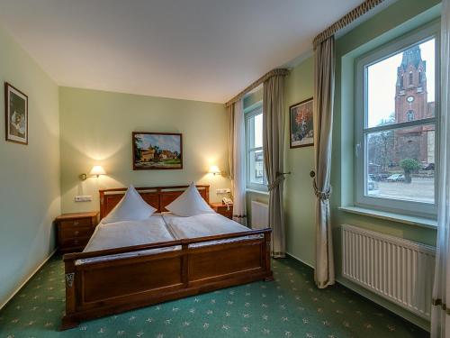 Säng eller sängar i ett rum på Hotel Zur Burg GmbH