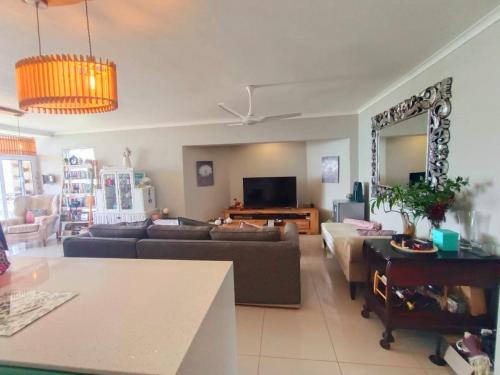 Μια τηλεόραση ή/και κέντρο ψυχαγωγίας στο Surfside Suite - Pool & Ocean Views - Family or Couples