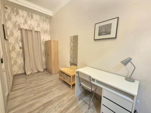 une pièce avec un bureau avec une lampe et une chaise dans l'établissement La Marquise #Garage#Therme, à Royat