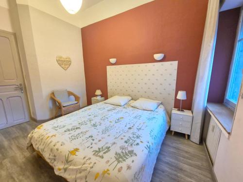 une chambre avec un lit avec un couvre-lit fleuri dans l'établissement La Marquise #Garage#Therme, à Royat