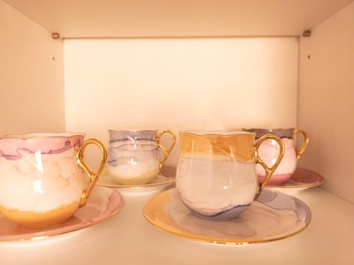 a group of three vases and plates on a shelf at 화곡SongStay 무료짐보관 화곡역 도보5분 더현대서울 여의도 in Seoul