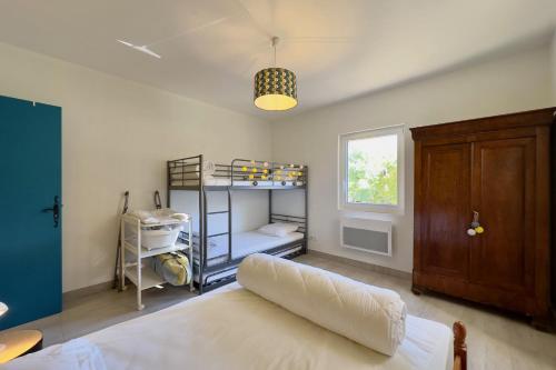 une chambre avec un lit et un lit superposé dans l'établissement Gîte Jeandrée Vitrac Perigord, à Vitrac