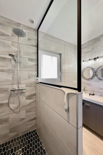 une salle de bain avec douche et lavabo dans l'établissement Gîte Jeandrée Vitrac Perigord, à Vitrac