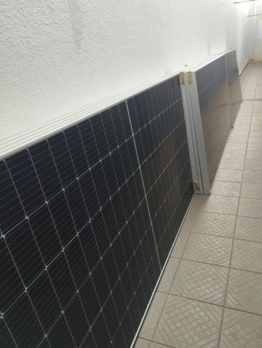 a bathroom with a blue tiled wall with a door at Pousada Acolhedora in Ribeirão Preto