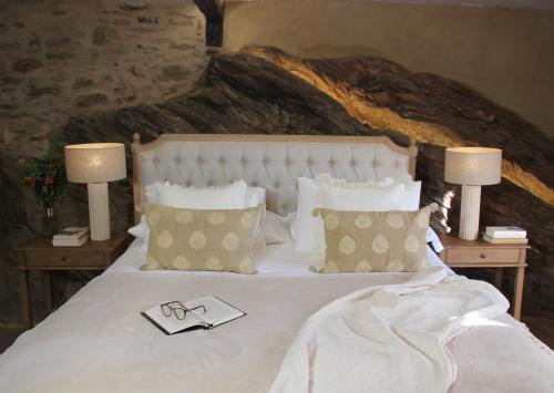a bed with a pair of wedding rings on it at HOTEL RURAL SANTUI in Horcajuelo de la Sierra