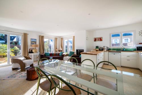 a kitchen and living room with a glass table at Ba-Batz Cool - Les Gîtes de la Côte d'Amour in Batz-sur-Mer