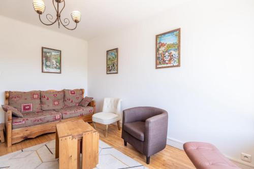 un salon avec un canapé et une chaise dans l'établissement IMPERIAL - Appartement confortable près du lac, à Annecy