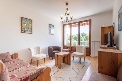 un salon avec un canapé et une télévision dans l'établissement IMPERIAL - Appartement confortable près du lac, à Annecy