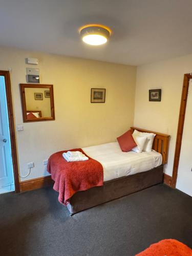 Postel nebo postele na pokoji v ubytování The Wasdale Head Inn & Apartments