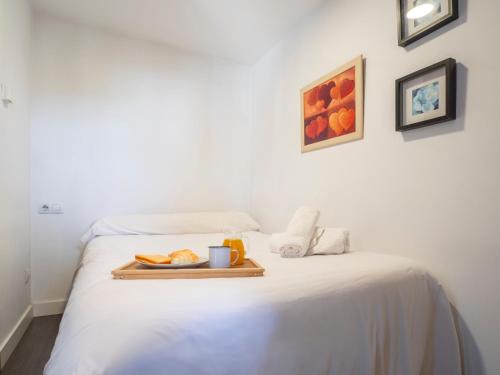 シエラネバダにあるMonte Oiz II-Fのベッドの上のパンとカップのトレイ