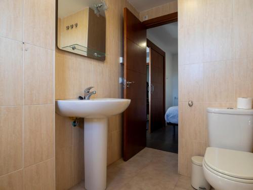 シエラネバダにあるMonte Oiz II-Fの洗面台とトイレ付きのバスルーム