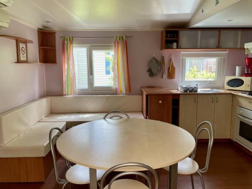 Photo de la galerie de l'établissement Mobile home BA645 Siblu Bonne Anse Plage La Palmyre, aux Mathes