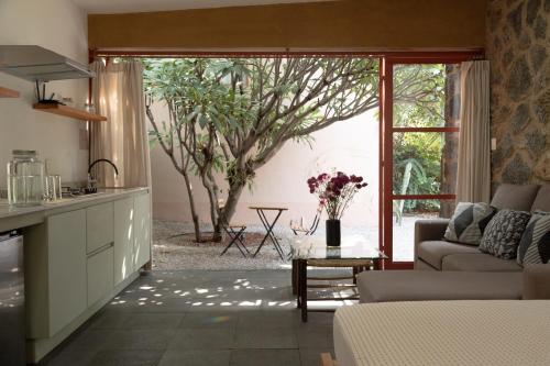 a living room with a couch and a table at Casa Chavela in Tepoztlán