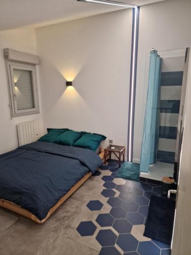 une chambre avec un grand lit et un miroir dans l'établissement COMFORTABLE duplex en résidence SÉCURISÉE proche MÉTRO, à Toulouse