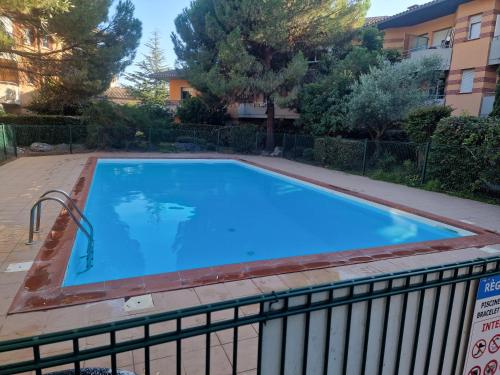 une grande piscine bleue sur un balcon dans l'établissement COMFORTABLE duplex en résidence SÉCURISÉE proche MÉTRO, à Toulouse