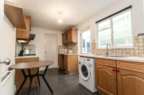 Η κουζίνα ή μικρή κουζίνα στο Green Road, Long Stay Disc, Parking, Sleeps 7, 3 Bedrooms