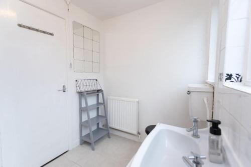 Ένα μπάνιο στο Green Road, Long Stay Disc, Parking, Sleeps 7, 3 Bedrooms