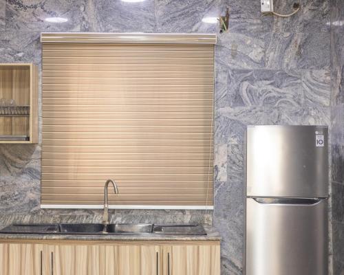 Kuchyň nebo kuchyňský kout v ubytování Rehoboth Apartments Asaba