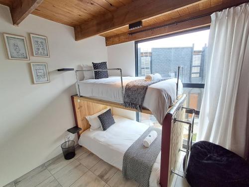 Ένα ή περισσότερα κρεβάτια σε δωμάτιο στο 32 on Park Unit 22