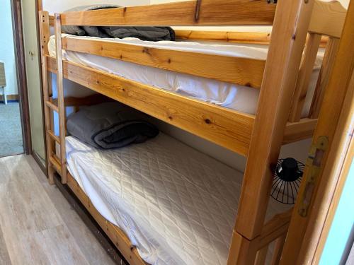 quelques lits superposés dans une chambre dans l'établissement STUDIO 4 pers LA PLAGNE 2050M, à La Plagne