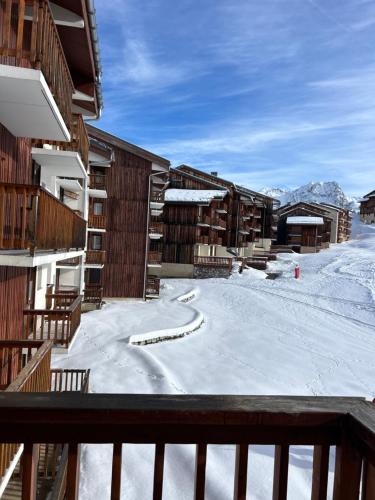 - une vue sur la neige depuis le balcon d'un complexe dans l'établissement STUDIO 4 pers LA PLAGNE 2050M, à La Plagne