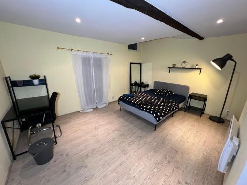 une chambre avec un lit et une télévision dans l'établissement Chambre individuelle 4, à Ancerville