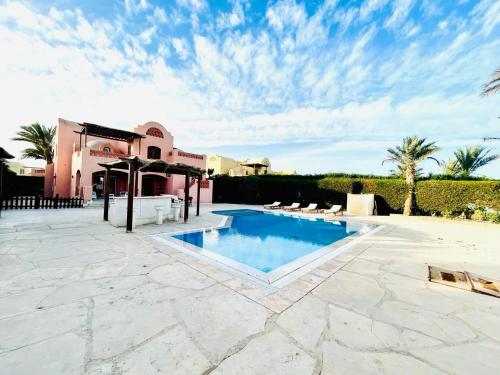 5 bedroom villa with private pool west golf elgouna