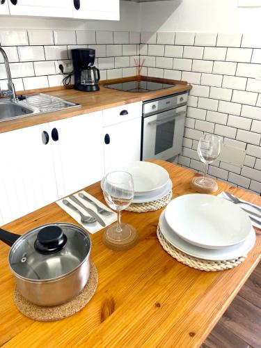 stół kuchenny z talerzami i kieliszkami do wina w obiekcie Apartamento Mar del norte, en Cotillo. w mieście Cotillo