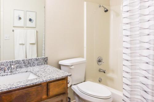 Ein Badezimmer in der Unterkunft Home with Fenced Yard Near Dtwn Rogers!