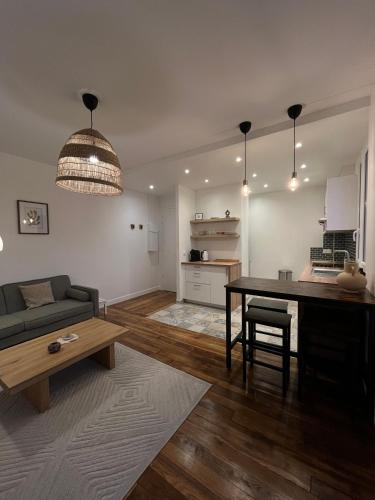 un salon avec un canapé et une table dans l'établissement Appart 3 pièces très lumineux, à Meudon