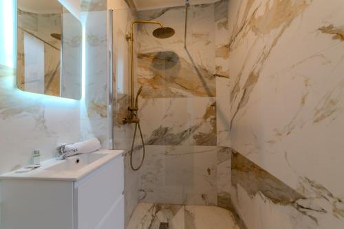 une salle de bain avec douche et lavabo dans l'établissement Golden République, à Paris